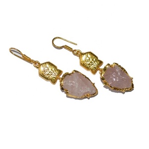 Grossiste en boucles d'oreilles personnalisées en quartz rose électroplaqué en forme de petites pointes de flèche - Product Image 1