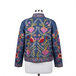 Chaqueta de Lana Bordada Rajasthani con Trabajo Aari y Bordado Kashida, Cierre de Cremallera Transpirable, Diseño Floral - Product Image 4
