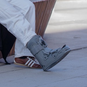 Bota Ortopédica Air Walker Gris a Precio Económico - Bota Ortopédica Médica CAM 2026 para Soporte de Fracturas e Lesiones - Product Image 1