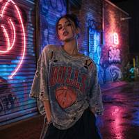 T-shirt de basket vintage déchiré à la main, manches 3/4, bords effilochés, style grunge streetwear