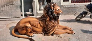 Estatua de León de FRP Fabricada en India, Escultura Decorativa para Exteriores, para Entrada de Jardín, Hotel, Resort y Espacios Públicos, en Venta - Product Image 4