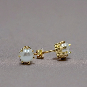 Élégantes boucles d'oreilles clous en or 22 carats avec perles et sertissage couronne classique – Bijoux minimalistes et stylés pour femme, idéales au quotidien - Product Image 3