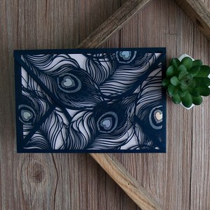 Nouvelles invitations de mariage bleu marine découpées au laser avec plumes de paon – Cartes élégantes et abordables en papier, style européen, 1 couleur - Product Image 1