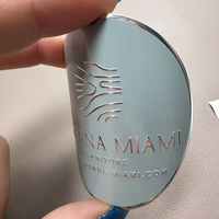Étiquettes métalliques en aluminium gravées sur mesure, adaptées aux bouteilles, aux emballages de parfums, aux boîtes et à l'identification de la marque.