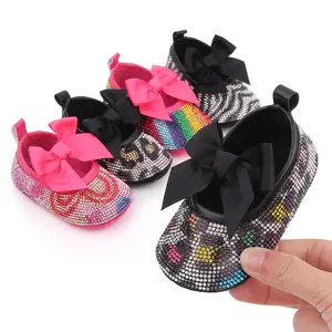 Zapatos para caminar de princesa de suela blanda para bebés con patrón de diamantes de imitación y lazo grande de color sólido para niñas