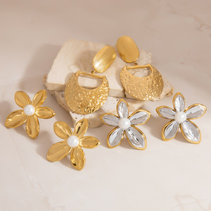 Pendientes de Flor con Incrustaciones de Perlas en Oro y Plata, Diseño Geométrico, para Uso Diario - Product Image 1