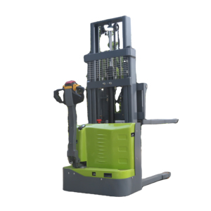 รถยกพาเลทไฟฟ้า 1 ตัน แบตเตอรี่ตะกั่ว-กรด 48V เสาสามท่อน ยางตัน ใช้งานภายในอาคาร แบบยืนขับ - Product Image 1