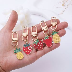 Accessoires de sac faits main miniatures en direct d'usine, pendentifs porte-clés en métal colorés en forme de fruits (fraise, ananas) - Product Image 4