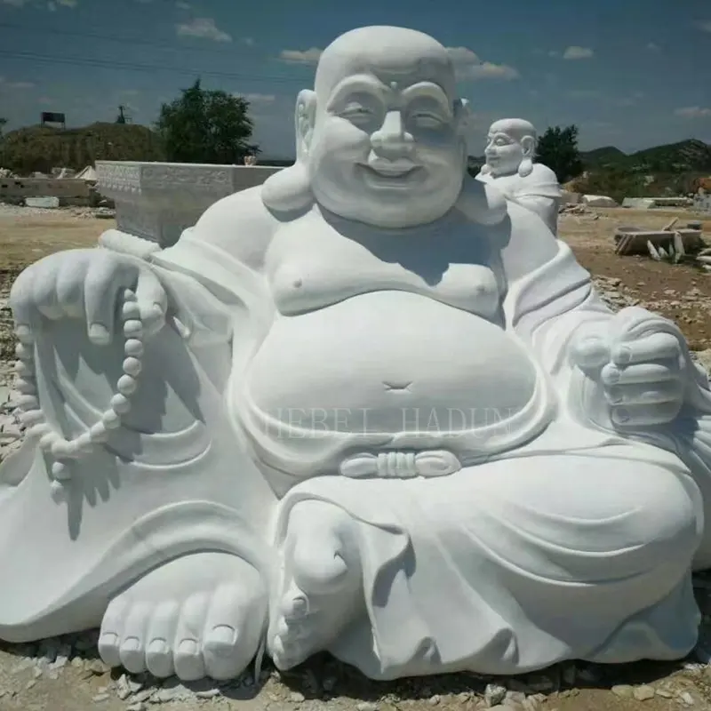 Scultura di statua di buddha che ride in pietra di marmo bianco intagliato a mano del fornitore cinese