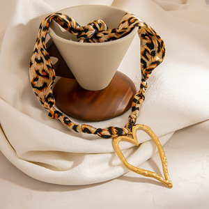 สร้อยคอผ้าพันคอผ้าไหมพิมพ์ลายเสือดาวพร้อมจี้หัวใจสีทองเครื่องประดับแฟชั่นสำหรับของขวัญผู้หญิง - Product Image 4