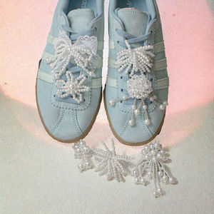 Baskets multifonctionnelles en dentelle pour femmes, avec nœud papillon, perles mignonnes, breloques personnalisées en PVC pour chaussures, accessoires floraux décoratifs - Product Image 1