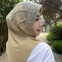 Luxuriöses muslimisches Kopftuch für Frauen: Aufwendige Stickerei, Strass und Perlen auf weichem Polyestergewebe. Elegantes, schlichtes Kopftuch.