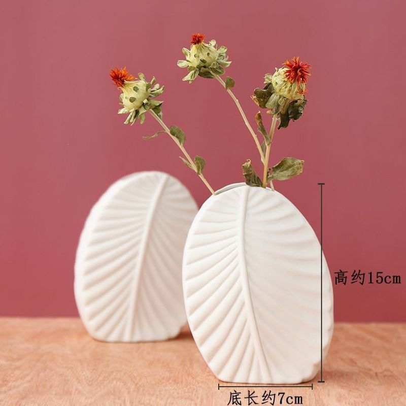 Un vase avec des feuilles, 15 cm de haut