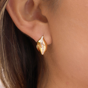 Boucles d'oreilles Huggie en acier inoxydable, forme géométrique, serties de strass, bijoux de soirée - Product Image 3