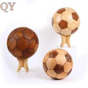 QY Escultura De Fútbol De Madera Hecha A Mano Decoración De Escritorio Balón De Fútbol Artesanía De Madera Regalo - Product Image 2