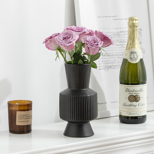 Vase en céramique à finition mate de forme géométrique avec une sensation de qualité supérieure pour la décoration d'entrée, d'hôtel, de salle d'exposition, de salon - Product Image 2