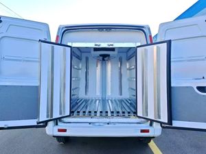 Camioneta Refrigerada SAIC MAXUS con Motor Diésel 2.0t, Volante a la Derecha (RHD) y Volante a la Izquierda (LHD), para el Transporte de Alimentos Congelados, Medicamentos y Vacunas - Product Image 3