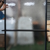 Cloison en verre trempé texturé effet glace moderne, écran à cadre métallique pour projets hôteliers, paroi de séparation décorative pour la confidentialité