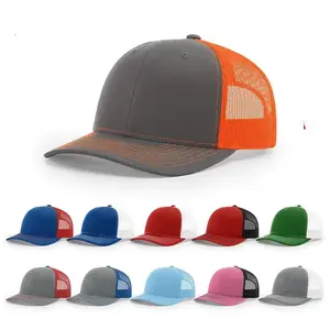 Topi trucker dengan warna yang berbeda cocok untuk dipakai