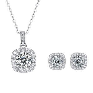 Ensemble de bijoux élégants pour femme en argent 925 plaqué or avec moissanite taille coussin et halo, idéal pour les soirées - Product Image 1