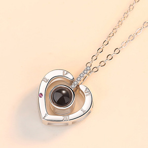 Nuevo collar con colgante de corazón con letra de memoria romántica 100 idiomas te amo collar de proyección - Product Image 1