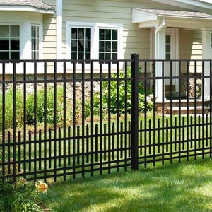Valla de Seguridad de Acero con Púas Decorativas Tratadas Térmicamente, Color Blanco, 6 pies, Rejas de Techo Estilo Español de Lujo para Exteriores, Servicio de Modelado 3D Incluido - Product Image 1