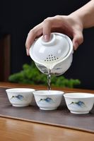 Ensemble de thé Gaiwan traditionnel chinois écologique prêt à être expédié, ensemble de thé de voyage en céramique bleue unique, sac portable