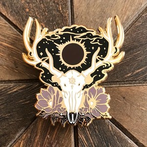 Broche NQ-227-1 de aleación de zinc con diseño de calavera de ciervo, flores y motivos cósmicos, pin decorativo para accesorios de moda, verano 2024 - Product Image 1
