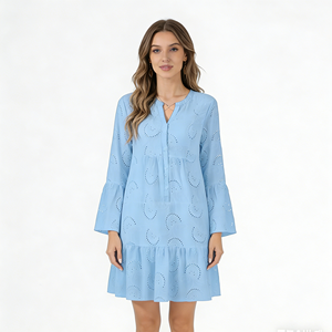 Robe décontractée pour femme grande taille, bleu clair, col en V, tricotée, brodée, manches cloche, ourlet à volants, coupe ample, longueur genou, naturelle - Product Image 4