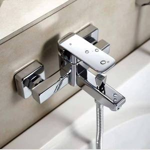 Vente en gros en usine de robinets de douche de <span class=keywords><strong>baignoire</strong></span> carrés en chrome au design classique moderne avec sortie d'eau chaude et froide - Product Image 3