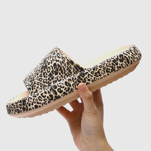 Chaussons élégants et décontractés pour femmes - Nouvelles chaussures plates d'été pour l'extérieur - Chaussures à enfiler de grande taille pour tous les jours - Respirantes et antidérapantes en PVC - Product Image 4