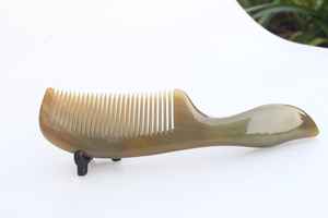 หวีผมทำจากเขาควายแท้ ขัดเงาด้วยมือ ดีไซน์เรียบเนียน สำหรับการจัดแต่งทรงผมประจำวันและการดูแลหนังศีรษะ - Product Image 6