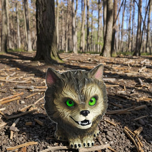 Nuova Statuetta in Resina di Un Cucciolo di Lupo Fortunato - Dipinta a Mano, Ecologica, Miniatura Carina e Feroce con Occhi Verdi, Regalo Aziendale da Scrivania - Product Image 6