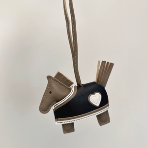Novedad 2026: Lindos dijes de caballo pequeño y <span class=keywords><strong>pony</strong></span>, colgantes para bolso, decoración para llaves de coche, dijes de corazón para bolso hechos a mano y cosidos a mano - Product Image 5