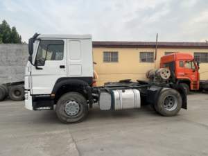 Camión Tractor Usado Sinotruk Euro2 Diésel 4X2 con Volante a la Izquierda, HOWO de 10 Ruedas, Capacidad de Carga de 21-30T, 371hp, Cámara Trasera de 360° - Product Image 1
