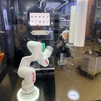 Barista robotique W200-S avec accepteur de billets NV9, changeur de monnaie C6100, lecteur de carte de crédit, bras robotisé à 6 axes, kiosque à café avec plus de 30 saveurs