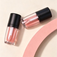 Gloss à lèvres liquide noir mat en tube conique, base épaisse transparente, applicateur à pointe inclinée blanche, rose poudré mauve, cosmétique OEM