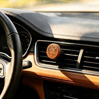 Diffuseur d'air pour voiture en bois sur mesure, design ajouré, finition en noyer massif de qualité supérieure, élimination des odeurs, parfum décoratif pour voiture