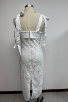 Robe midi élégante blanche en crochet brodé à col carré, coupe trapèze, avec bretelles à nouer, idéale pour le printemps, la plage, les mariages et les soirées