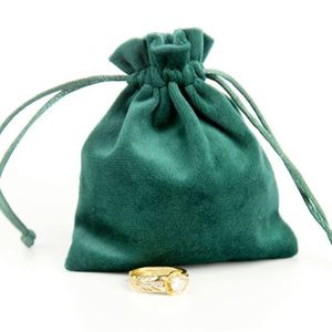 Pochette en velours recyclable gris foncé personnalisable en couleur et taille avec cordon de serrage pour bijoux, sac cadeau avec logo imprimé - Product Image 2