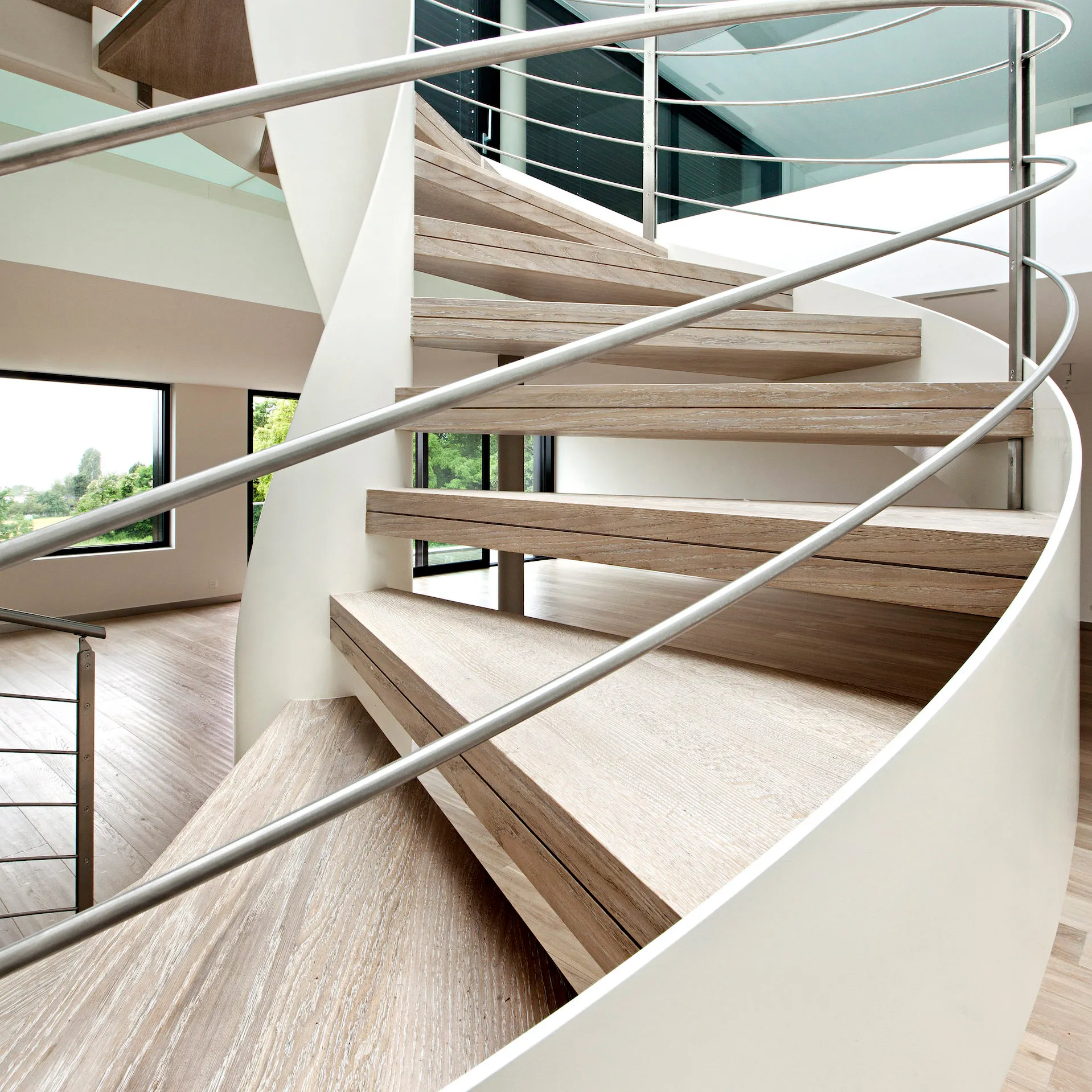 중국 제조 업체 인테리어 하우스 곡선 계단 나무 밟기 유리 난간 계단 디자인
