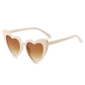 Lunettes de soleil PC UV400 en forme de cœur certifiées CE, protègent les yeux de la forte lumière du soleil et des rayons UV, idéales pour les sports de plein air comme la randonnée - Product Image 6