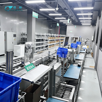Système de palettisation automatisé flexible avec robot collaboratif à charge utile élevée et vision 2D pour l'industrie chimique et les boissons, à changement rapide