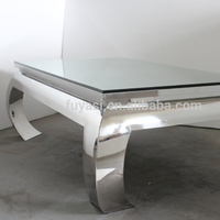 Brillant en acier inoxydable table basse en verre
