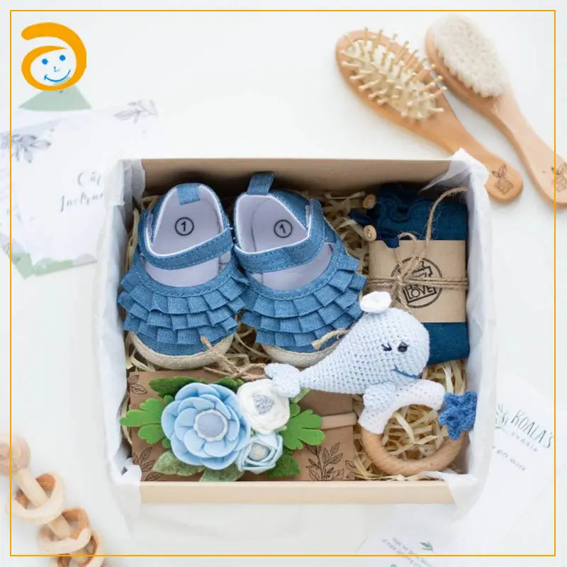 2024 nuova scatola personalizzata per bambini regalo per neonato cotone coperta in legno massaggiagengive scarpe per bambini Set di calzini per bambini