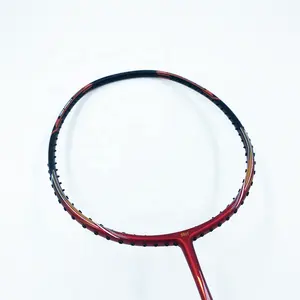 Hafif karbon raketi en kaliteli tam karbon grafit elyaf Badminton raketi profesyoneller için gerilim 22-26lbs servis yarasa