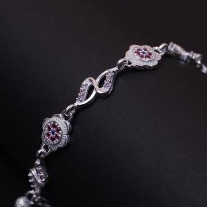 Pulsera Clásica de Plata, Accesorio de Moda para Mujeres y Hombres, Joyería Premium para Fiestas y Regalos - Product Image 3