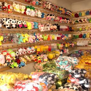 Venta al por mayor todos los estilos lindo cartón llaveros de peluche pequeños colgantes animales muñecas llaveros juguetes colgantes regalos de cumpleaños - Product Image 1