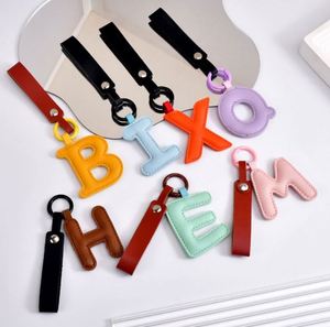 Llavero con las 26 letras del alfabeto, colgante de cuero PU con inicial, adorno personalizado en inglés para llaves - Product Image 1