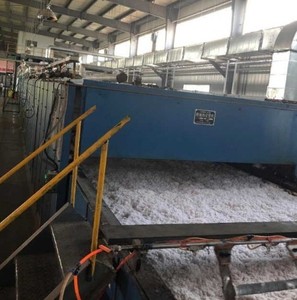 Fibre de polyester recyclé durable, 32 mm, 102 mm, blanc brut, à base de bouteilles PET, pour rembourrage de literie - Product Image 4